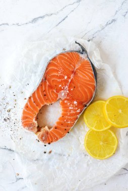 Çiğ somon bifteği. Manzaralı. Stil kucaklaşması. seçici odak