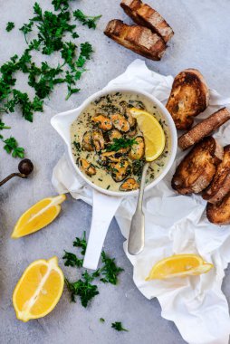 Kremalı soslu midye kızartma tava üst görünümü... seçici odaklanma