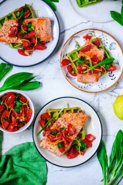 Yabani sarımsaklı ve somonlu waffle stili vintage.Seçici odak