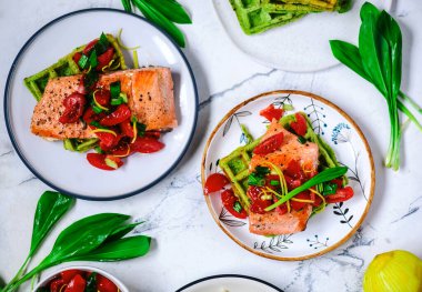 Yabani sarımsaklı ve somonlu waffle stili vintage.Seçici odak