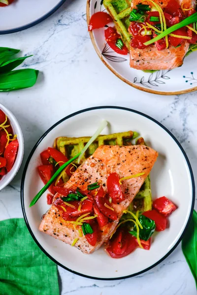 Cialde Con Aglio Selvatico Salmone Stile Vendemmia Focus Selettivo — Foto Stock