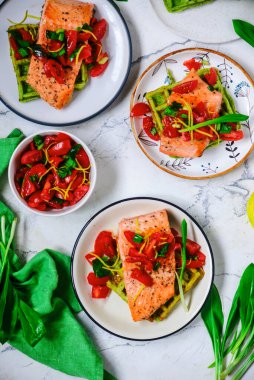 Yabani sarımsaklı ve somonlu waffle stili vintage.Seçici odak