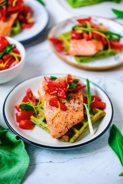 Yabani sarımsaklı ve somonlu waffle stili vintage.Seçici odak