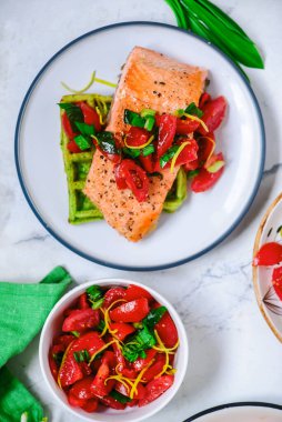 Yabani sarımsaklı ve somonlu waffle stili vintage.Seçici odak