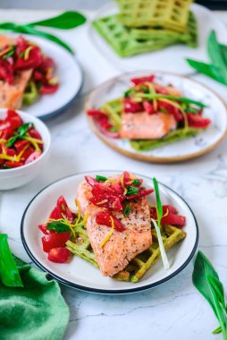 Yabani sarımsaklı ve somonlu waffle stili vintage.Seçici odak