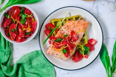 Yabani sarımsaklı ve somonlu waffle stili vintage.Seçici odak