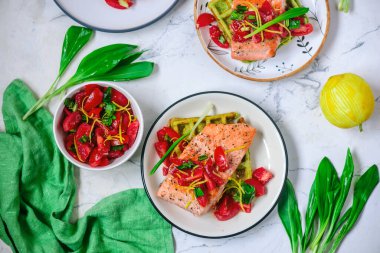 Yabani sarımsaklı ve somonlu waffle stili vintage.Seçici odak