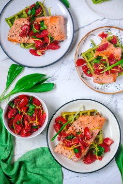 Yabani sarımsaklı ve somonlu waffle stili vintage.Seçici odak