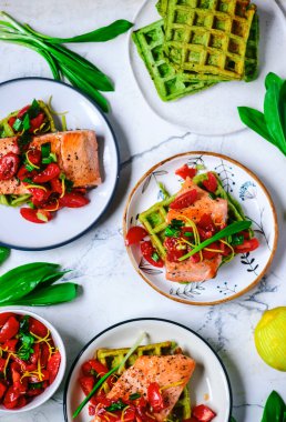 Yabani sarımsaklı ve somonlu waffle stili vintage.Seçici odak