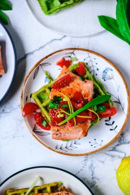 Yabani sarımsaklı ve somonlu waffle stili vintage.Seçici odak