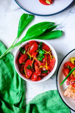 Yabani sarımsaklı ve somonlu waffle stili vintage.Seçici odak