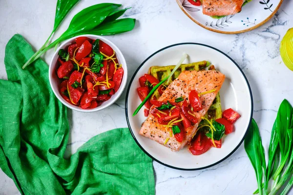 Yabani sarımsaklı ve somonlu waffle stili vintage.Seçici odak