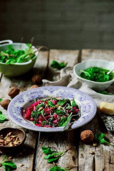 Makaron Buraczany Pesto Szpinak Styl Rustykalny Selektywne Ostrość — Zdjęcie stockowe