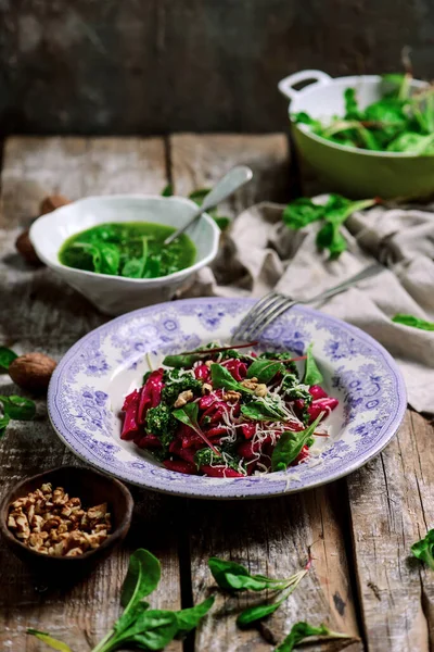 Makaron Buraczany Pesto Szpinak Styl Rustykalny Selektywne Ostrość — Zdjęcie stockowe