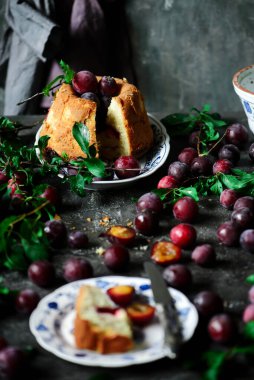 Erikli ekşi kremalı pasta. seçici odak