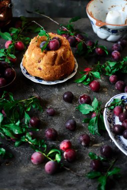 Erikli ekşi kremalı pasta. seçici odak