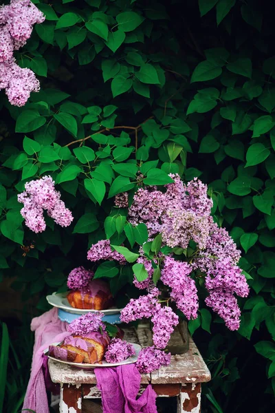 Lawendowe Ciasto Glazury Stole Wiosennym Ogrodzie Vintage Selective Ostrości — Zdjęcie stockowe