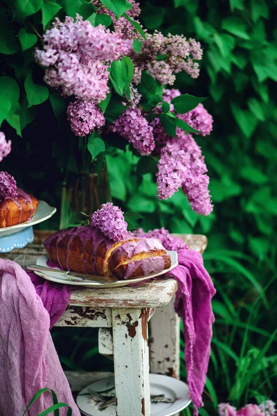 Lavendelglasur Kuchen Auf Einem Tisch Einem Frühlingsgarten Style Vintage Selektive — Stockfoto