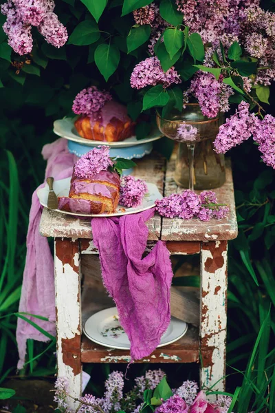 春天花园桌子上的薰衣草釉面蛋糕风格的葡萄酒有选择的焦点 — 图库照片