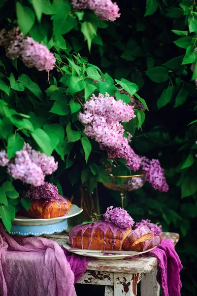 Lavender Glaze Cake Table Spring Garden Style Vintage Selective Focus — Stock Photo, Image