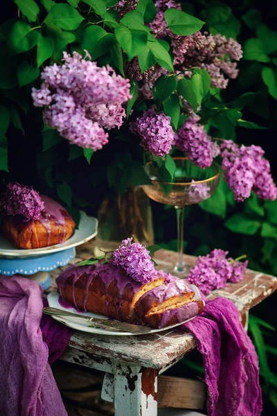 Gâteau Glacé Lavande Sur Une Table Dans Jardin Printemps Style — Photo