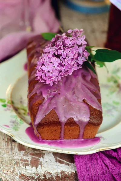 Lavendel Glazuur Taart Een Tafel Een Lentetuin Stijl Vintage Selectieve — Stockfoto