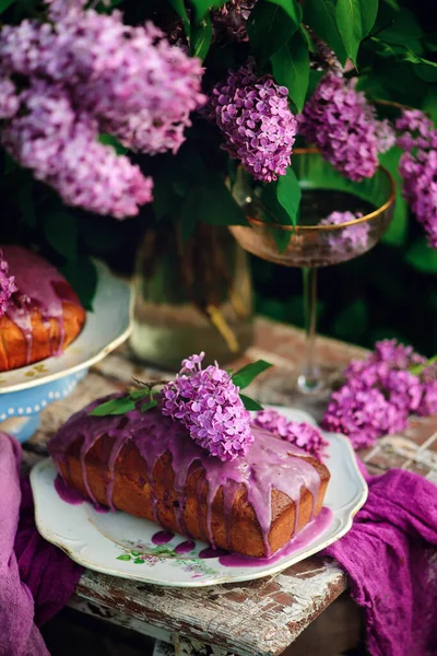 春天花园桌子上的薰衣草釉面蛋糕风格的葡萄酒有选择的焦点 — 图库照片
