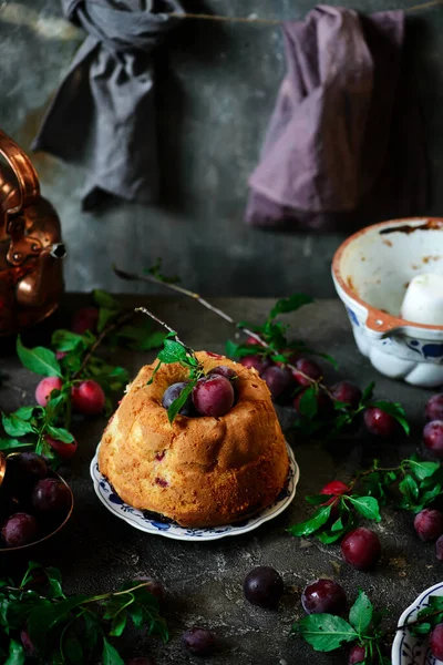 梅サワークリームケーキスタイル素朴な 選択的焦点 — ストック写真