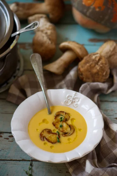 カボチャとジャガイモのキノコスープ スタイルのラスティック選択的フォーカス — ストック写真