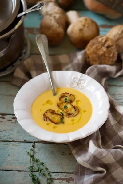 カボチャとジャガイモのキノコスープ スタイルのラスティック選択的フォーカス — ストック写真
