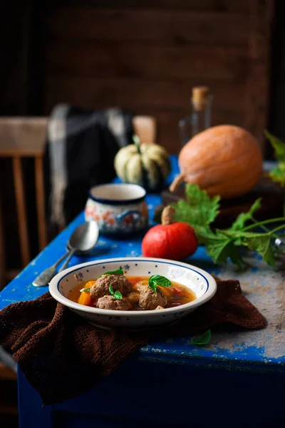 ミートボールとカボチャのスープ スタイルのラスティック選択的フォーカス — ストック写真