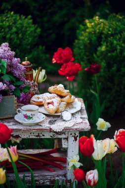 Süzme peynirli puf börekleri ve ravent. Açık hava fotoğrafı. Klasik. seçici odak