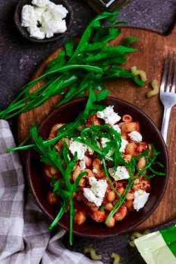 Çiğ bezelyeli makarna.. stil vintage.Seçici odak