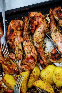 Patatesli kızarmış tavşan. Üst görünüm... stil vintage.Seçici odak