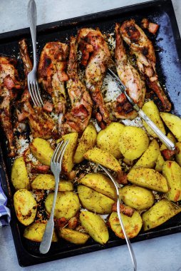 Patatesli kızarmış tavşan. Üst görünüm... stil vintage.Seçici odak