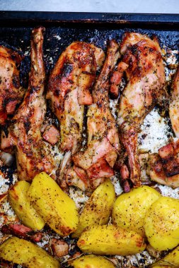 Patatesli kızarmış tavşan. Üst görünüm... stil vintage.Seçici odak