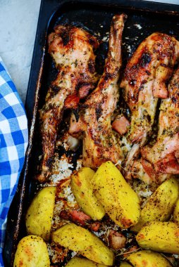 Patatesli kızarmış tavşan. Üst görünüm... stil vintage.Seçici odak