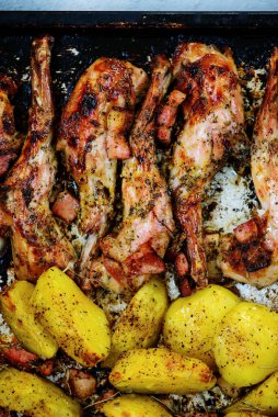 Patatesli kızarmış tavşan. Üst görünüm... stil vintage.Seçici odak