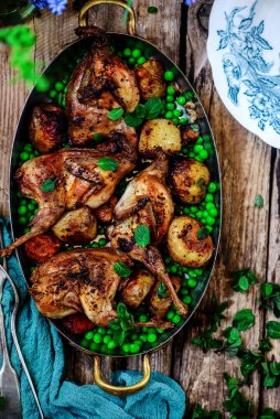 Bahar sebzeli kavrulmuş bıldırcın ve nane... tarz rustik.