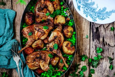 Bahar sebzeli kavrulmuş bıldırcın ve nane... tarz rustik.