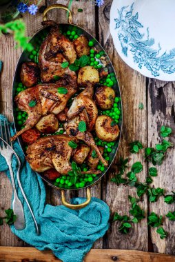 Bahar sebzeli kavrulmuş bıldırcın ve nane... tarz rustik.