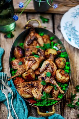 Bahar sebzeli kavrulmuş bıldırcın ve nane... tarz rustik.