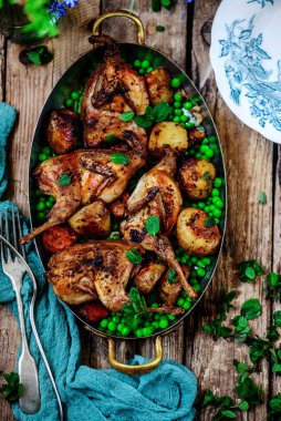 Bahar sebzeli kavrulmuş bıldırcın ve nane... tarz rustik.