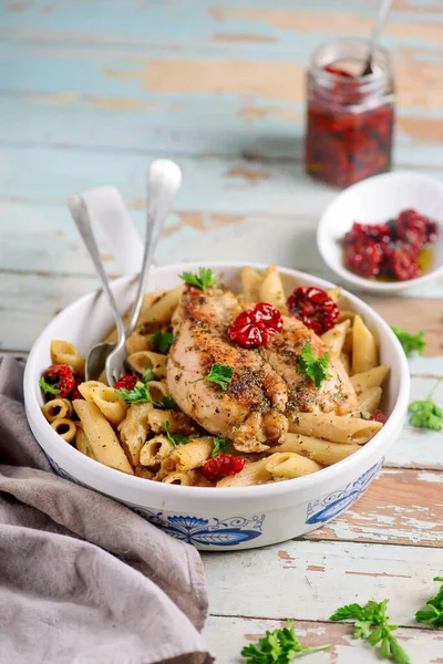 Pasta Met Kip Gedroogde Tomaten Stijl Knuffel Selectieve Focus — Stockfoto