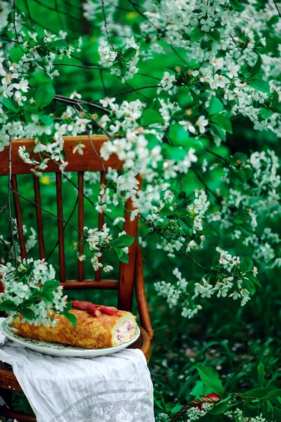 Rouleau Suisse Rhubarbe Vanille Sur Une Table Posée Dans Jardin — Photo
