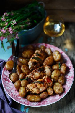 Hindi Rolls and Fırında Patates.. tarz rustik. Seçici odak noktası