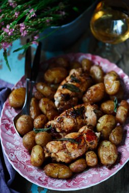 Hindi Rolls and Fırında Patates.. tarz rustik. Seçici odak noktası