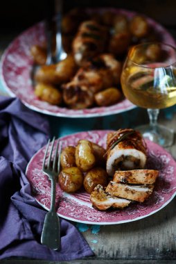 Hindi Rolls and Fırında Patates.. tarz rustik. Seçici odak noktası