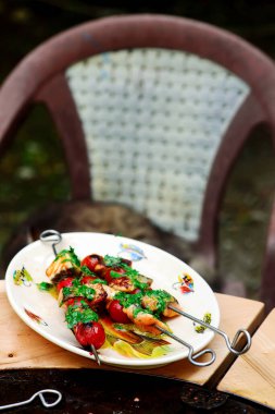 Izgarada somon ve domates kebabı. Tarz rustik. Seçici odaklanma.