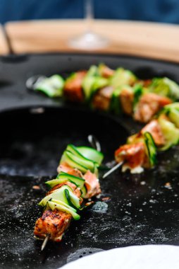 Izgarada somon ve kabak kebabı. Tarz rustik. Seçici odaklanma.